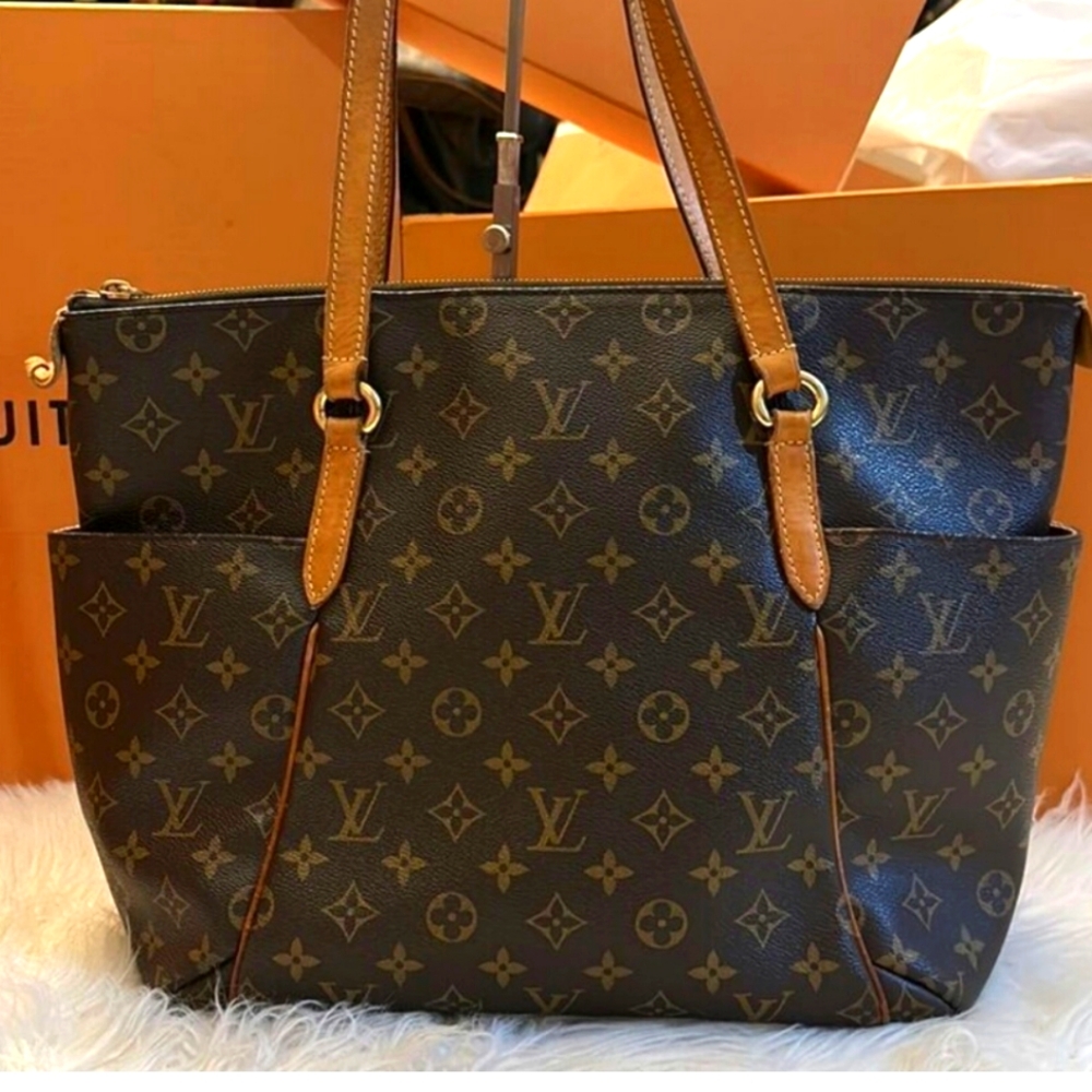 LOUIS VUITTON MONOGRAM CANVAS TOTALLY MM